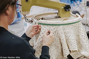 Eine Strickmaschine bei Aran Woollen Mills