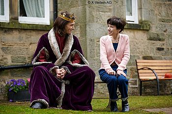 Harry Lloyd und Sally Hawkins sitzen auf einer Bank