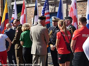 Vertreterinnen und Vertreter der 21 teilnehmenden Nationen an den Invictus Games 2023 auf dem Düsseldorfer Rathausplatz