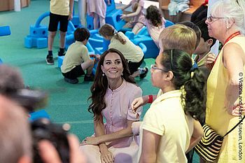 Prinzessin Catherine mit Schülerinnen und Schülern bei der offiziellen Eröffnung des Young V& A