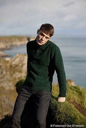 Ein männliches Model trägt einen grünen Strick-Troyer von Fisherman out of Ireland.