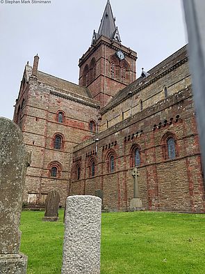 Die Sankt Magnus Kathedrale wurde gänzlich aus zweifarbigem Sandstein zu Ehren eines christlichen Wikingers gebaut