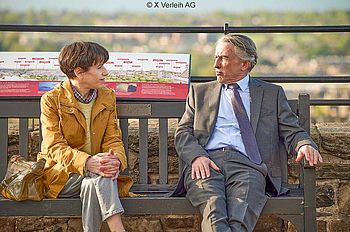 Sally Hawkins und Steve Coogan auf einer Parkbank