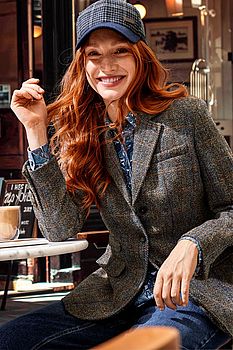 Frau in modischem Harris-Tweed-Blazer Frau in modischem Harris-Tweed-Blazer