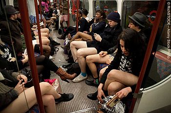 Menschen ohne Hosen in der Londoner U-Bahn