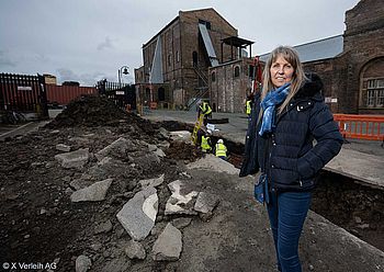 Philippa Langley an der Ausgrabungsstätte auf einem Parkplatz in Leicester