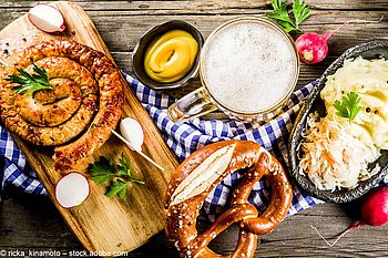 Oktoberfestmenü: Bretzeln, Bratwurst, Senf, Sauerkraut, Kartoffelmus