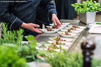 Home-Dining: Ein Koch bereitet ein Büffet vor