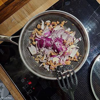 Anbraten von Fleischbrät und Zwiebeln