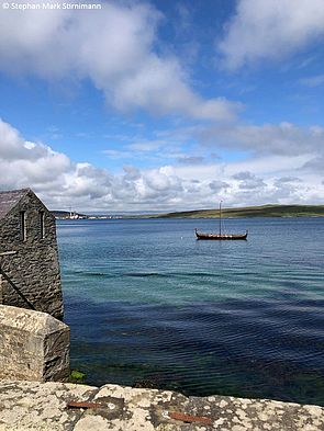 Sogar ein Nachbau eines Wikingerschiffes liegt im Hafen von Lerwick