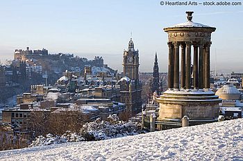 Blick auf die winterliche Stadt Edinburgh, im Vordergrund das Dugald-Stewart-Denkmal, im Hintergrund die Burganlage