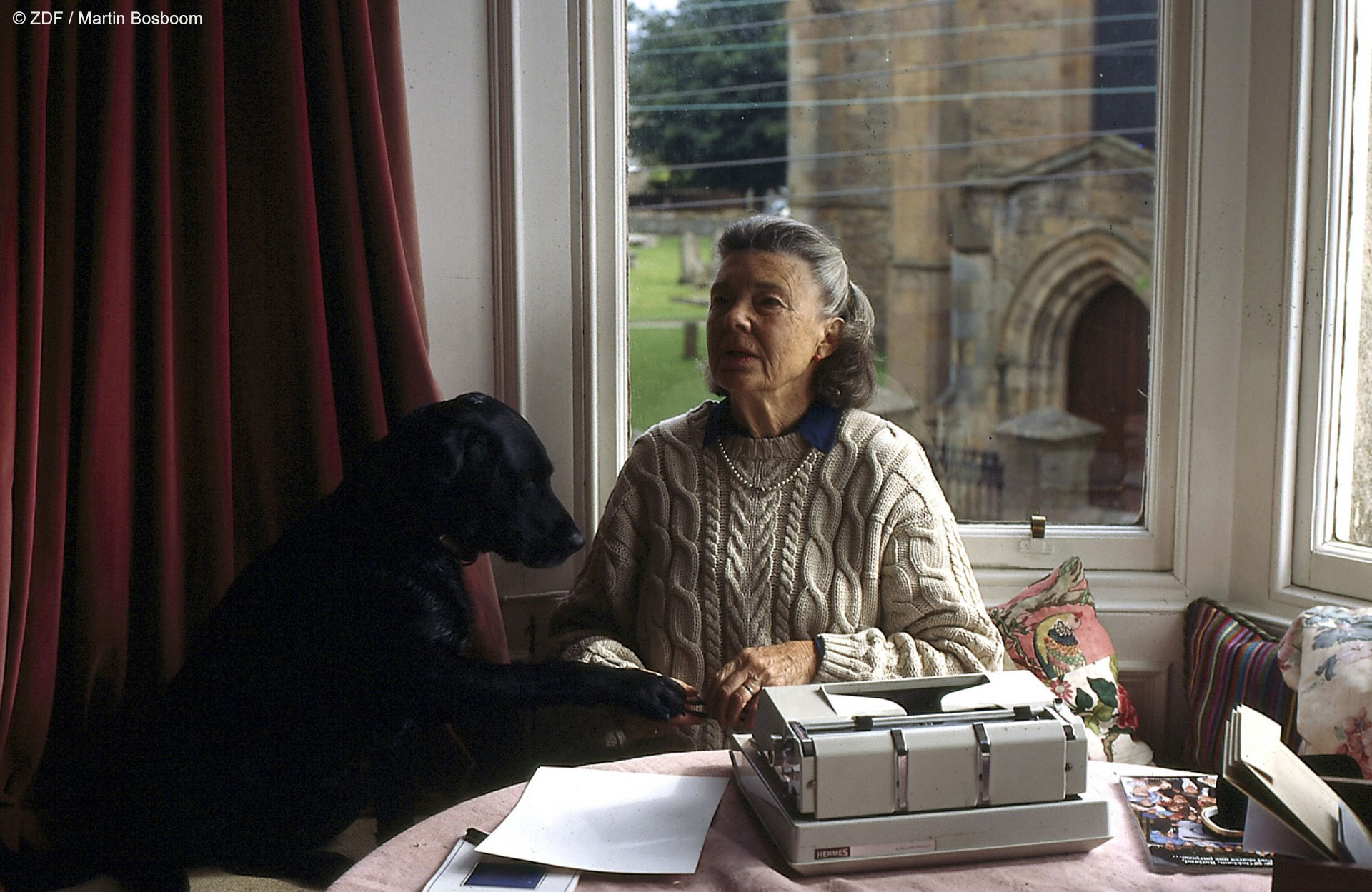 Rosamunde Pilcher an ihrem Schreibplatz in Dornoch.