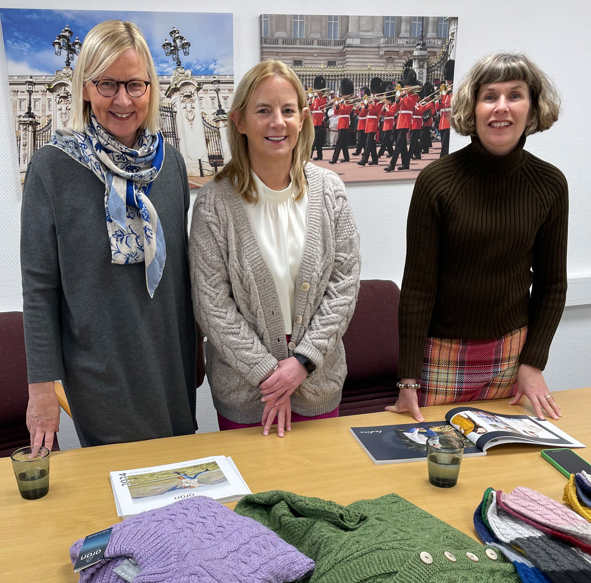 Zwei Mitarbeiterinnen der Einkaufsabteilung bei THE BRITISH SHOP mit Gespräch mit Carmel O Halloran, Sales & Business Development Executive bei Aran Woollen Mills
