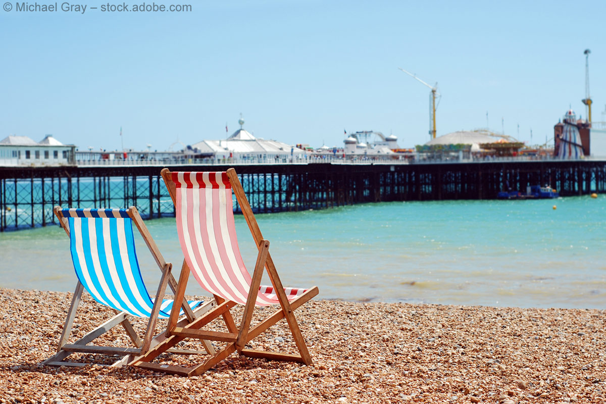 Liegestühle am Strand von Brighton in England