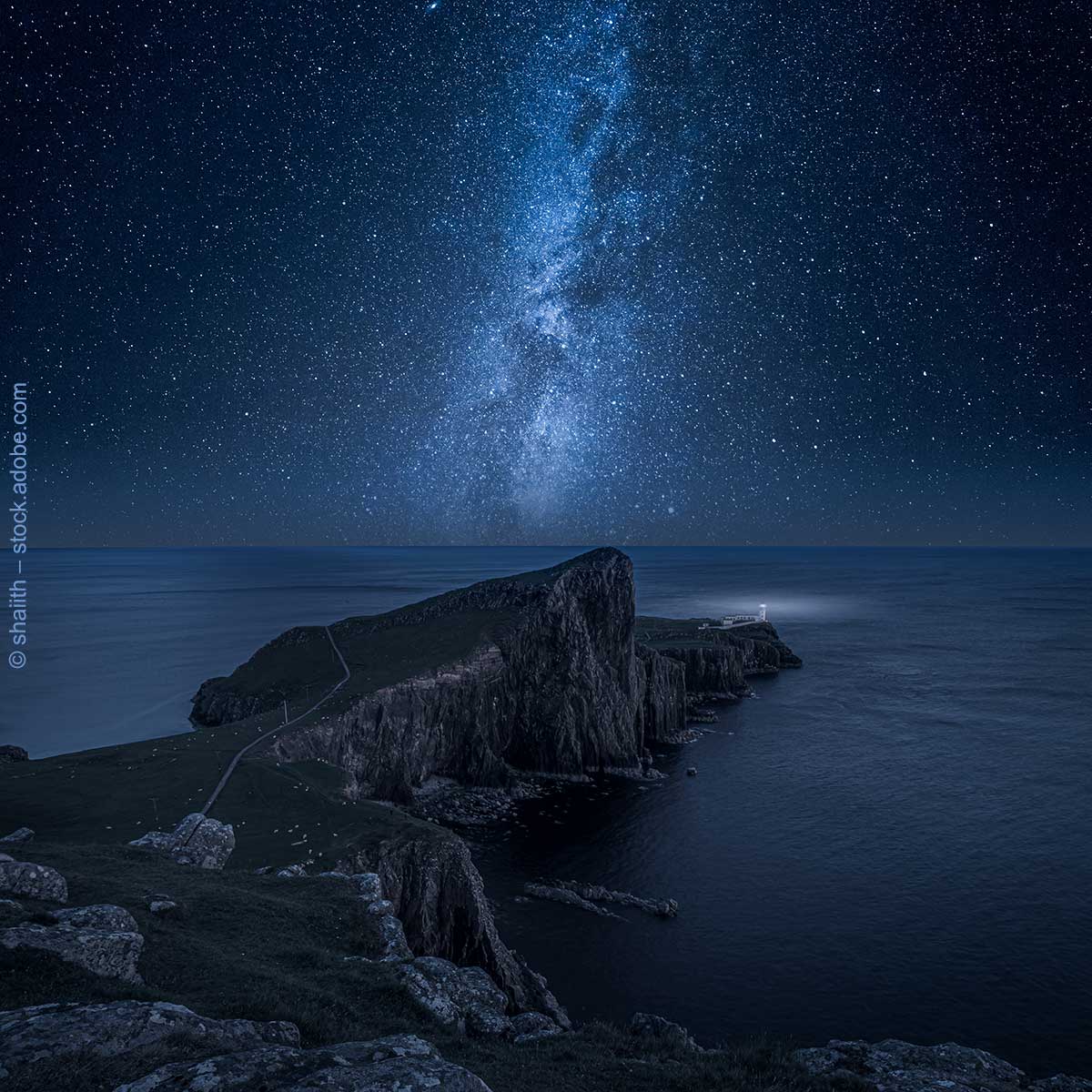 Am Neist Point Leuchtturm auf der Isle of Skye ist die Milchstraße sichtbar.