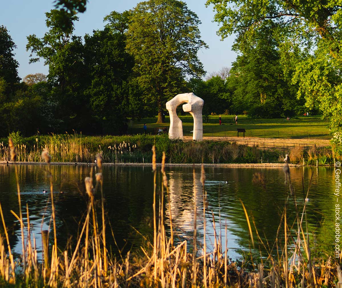 Die Großplastik 'The Arch' von Henry Moore in London in Kensington Gardens