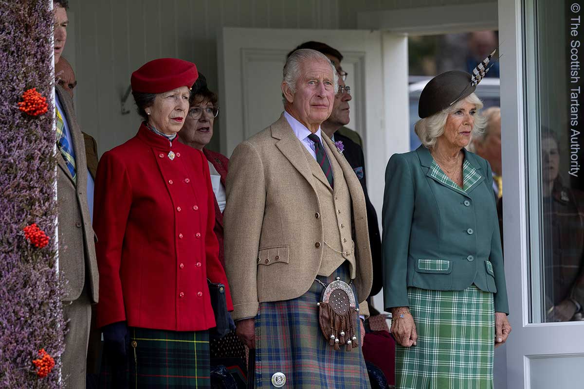 Prinzessin Anne (links), König Charles III. (Mitte) und Königin Camilla (rechts) bei den Highland Games in Braemar im September 2023
