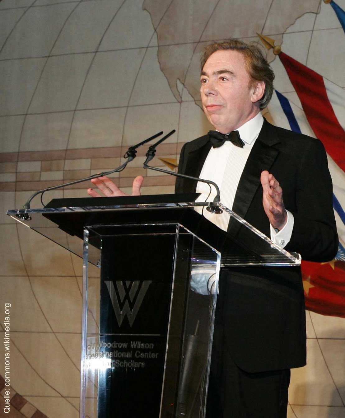 Andrew Lloyd Webber steht bei der Verleihung des Woodrow Wilson Awards an einem Rednerpult