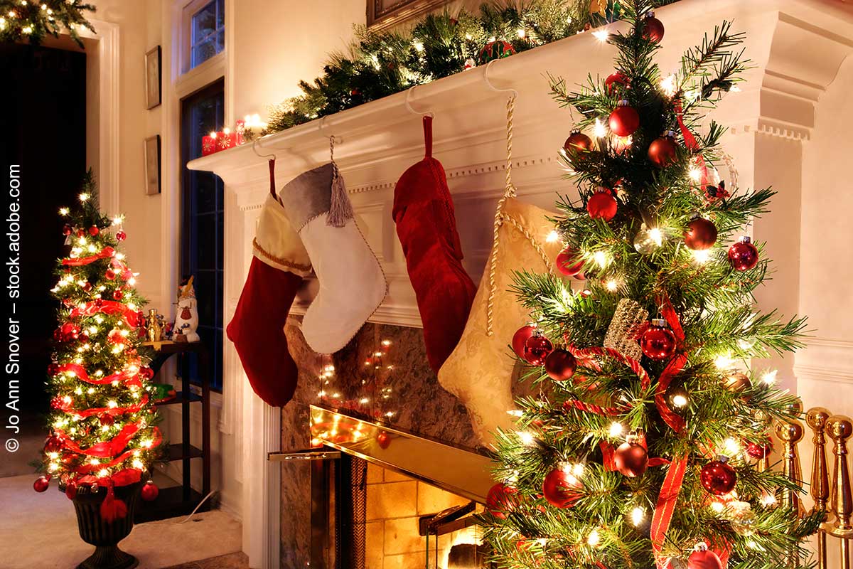 Weihnachtsbaum und Weihnachtsdekoration am Kamin mit Christmas Stockings