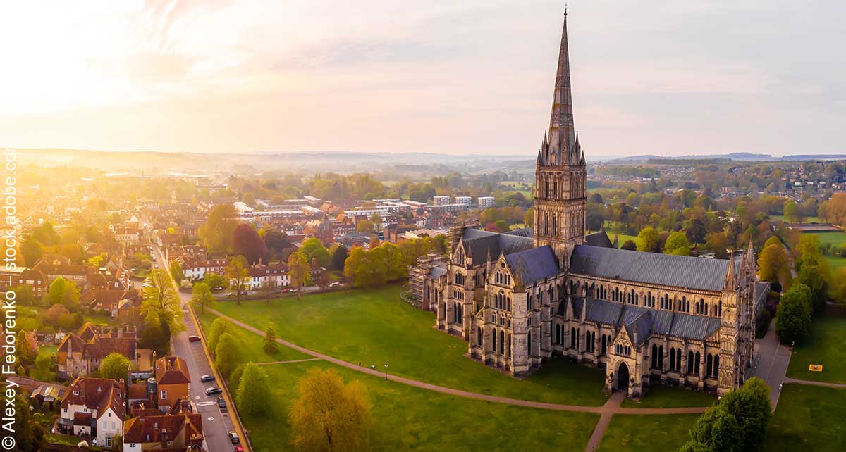 Luftaufnahme der Salisbury Cathedral an einem sonnigen Frühlingsmorgen