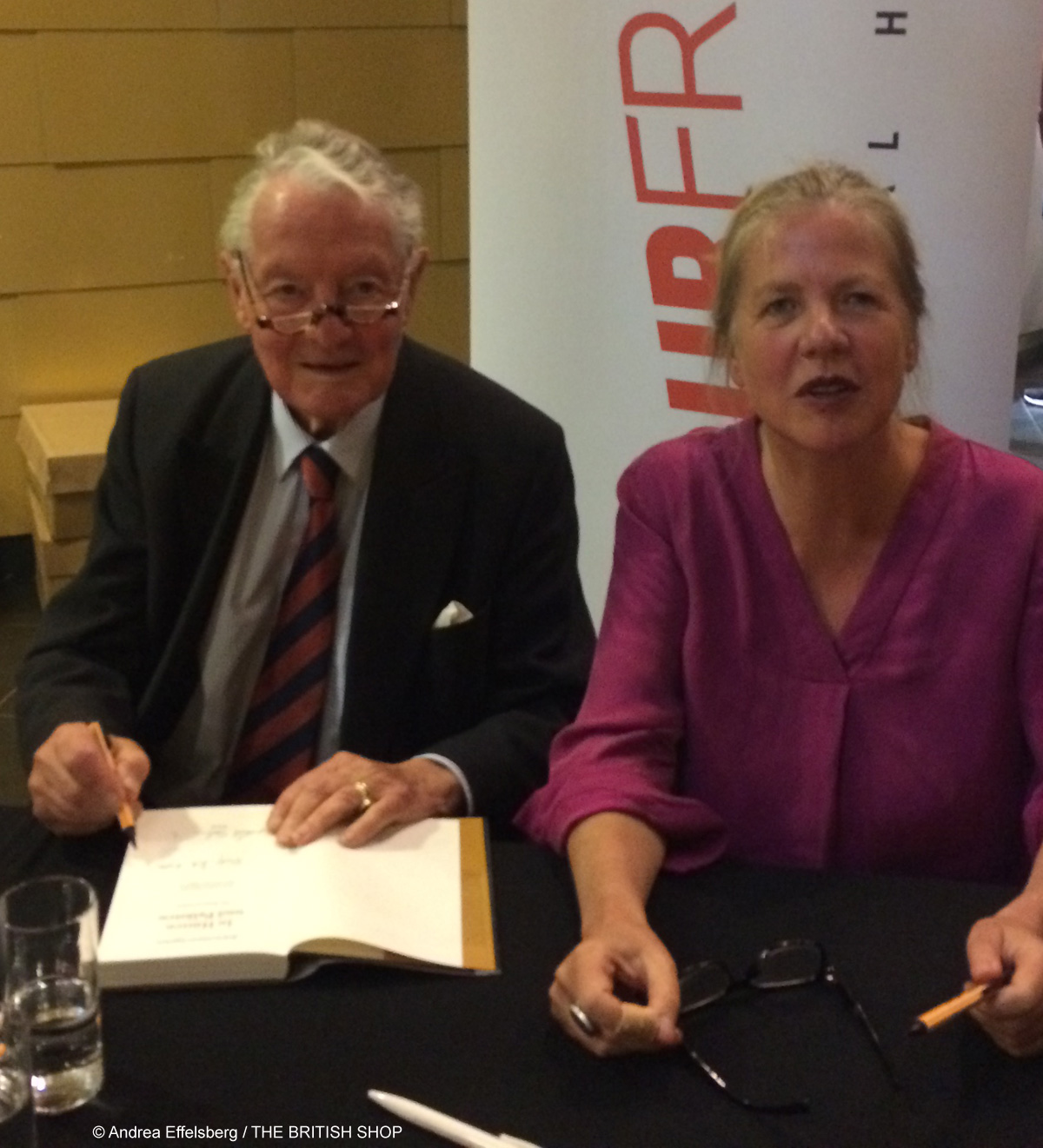 Rolf und Adele Seelmann-Eggebert während einer Lesung zum Buch "In Hütten und Palästen – Ein Reporterleben"